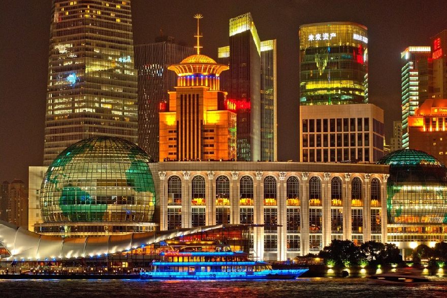 Edificio iluminado en Shanghai, China.