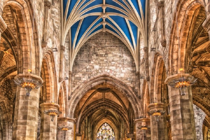 Iglesia desde el interior en Edimburgo.