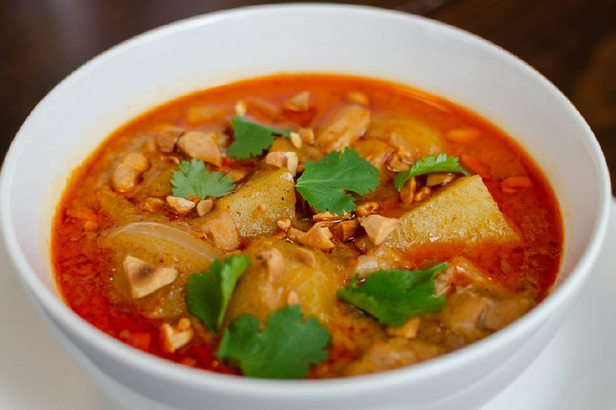 Köstliches Thai Curry so ähnlich wie man es beim Restaurant Suksan in Berlin zu Essen bekommt.